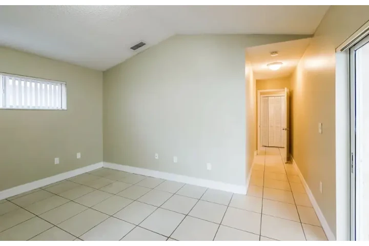 $2400 : 3 Bed 2 bath Home in south LA image 6