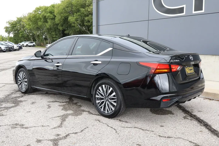$19488 : 2023 Altima 2.5 SV image 6