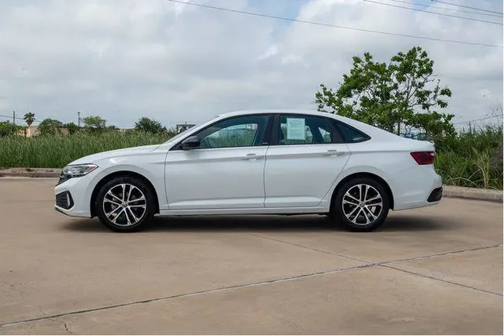 $20800 : Volkswagen Jetta 2023 Sport image 5
