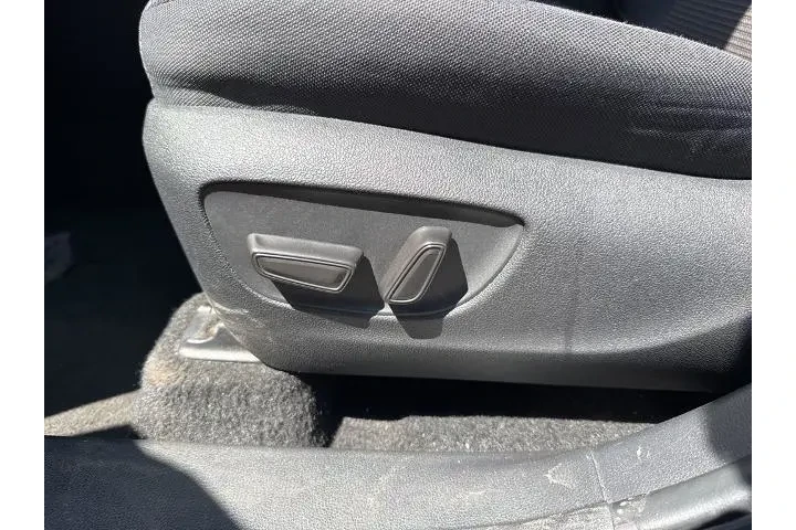 $30450 : Toyota Highlander 2024 LE 4d image 6