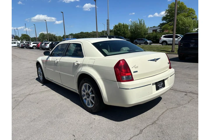 $2980 : 2007 300 4dr Sdn 300 Limited image 4