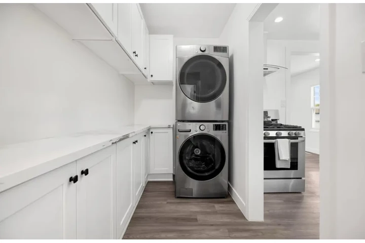 $2500 : 3Bed 2Bath House in South Gate image 6