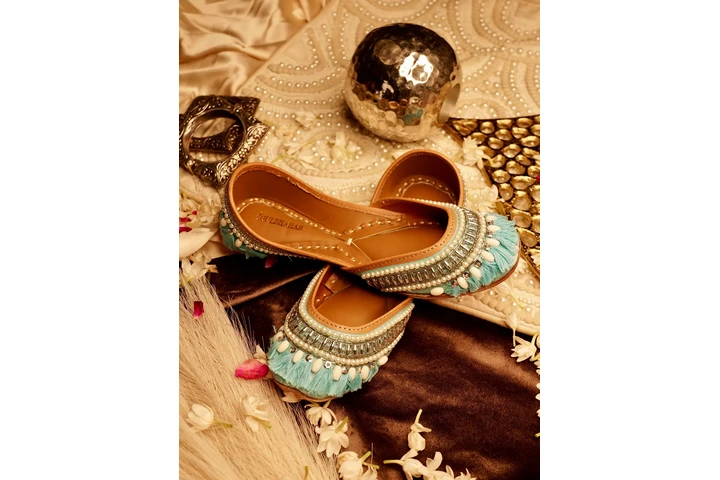 Discover the Elegance of jutti image 1