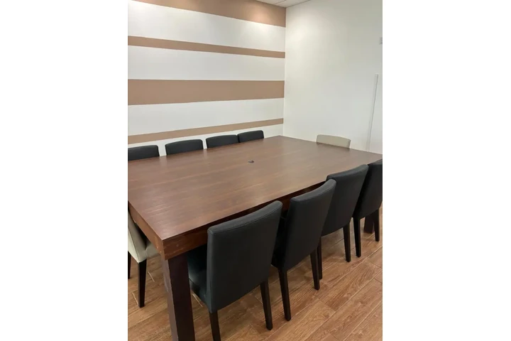 $1375 : Oficina en renta en zona 10 image 3