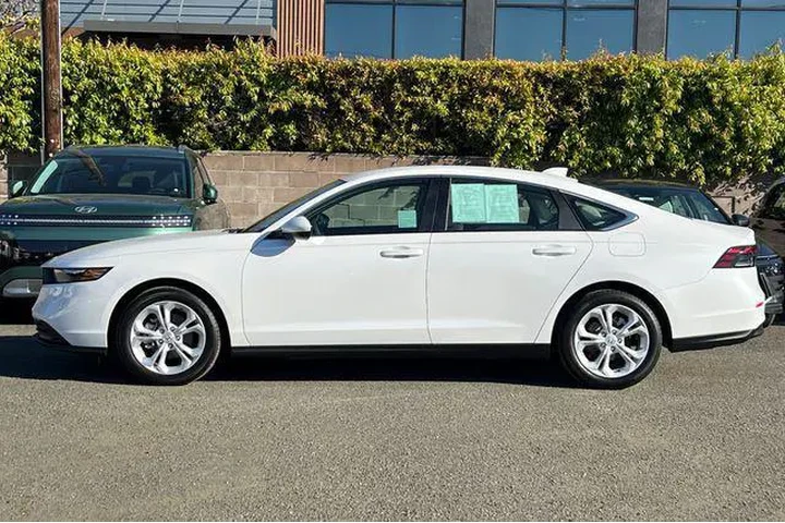 $27990 : Honda Accord 2025 LX 4dr Sed image 10