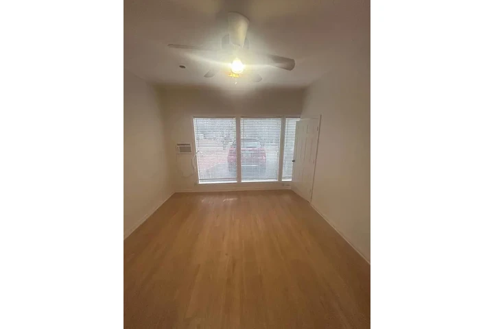$1050 : Private 1 bedroom 1 bathroom image 5