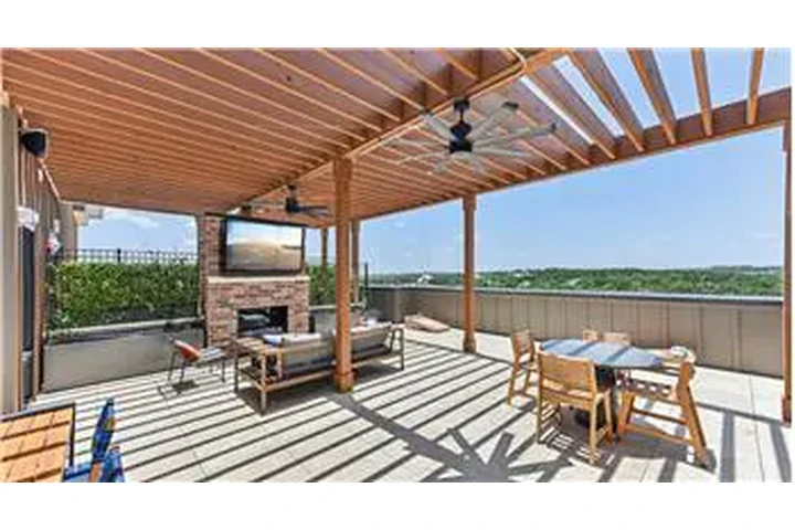 $1560 : Rental property with 1 bedro image 5