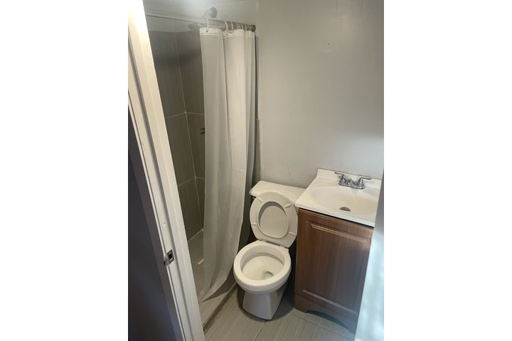 $650 : recamara con baño image 3