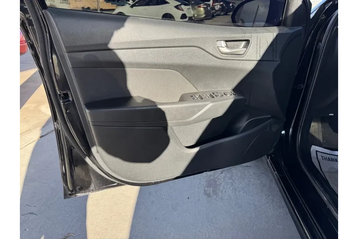 2020 Accent SE 4-Door 6A image 10