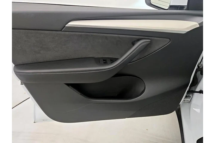 $37998 : Tesla Model Y 2024 AWD Long image 4