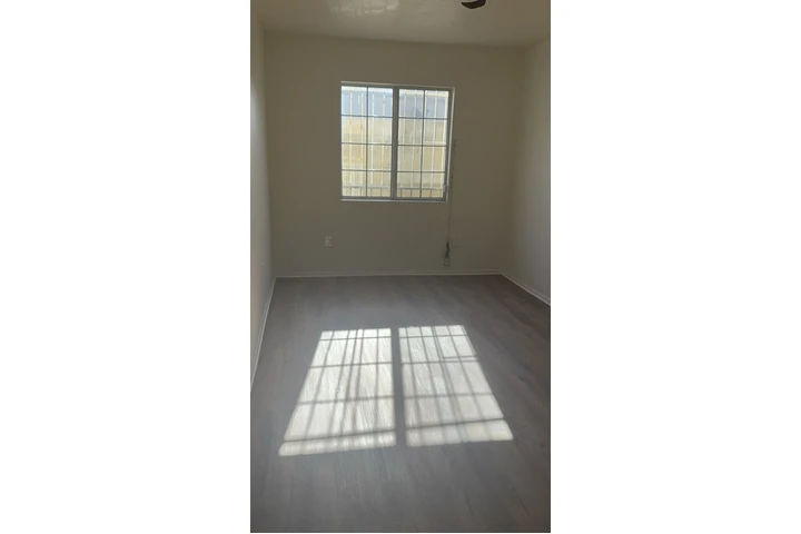 $1250 : SE RENTA CUARTO image 3
