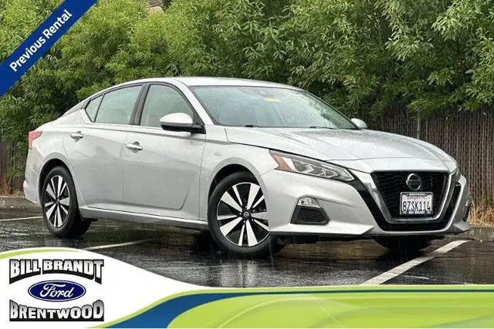 $17498 : Nissan Altima 2022 2.5 SV 4d image 1