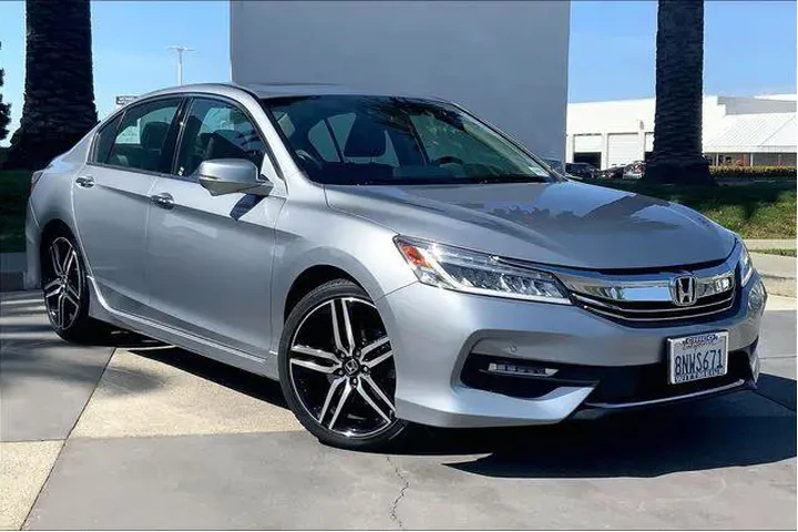 $19985 : Honda Accord 2017 Touring 4d image 2