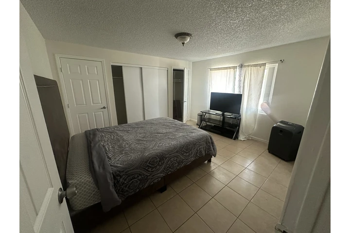 $800 : Se renta cuarto en hesperia image 3