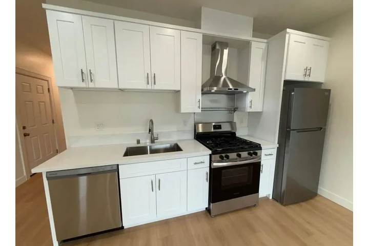 $2250 : 3 bedroom Apt available in LA image 3