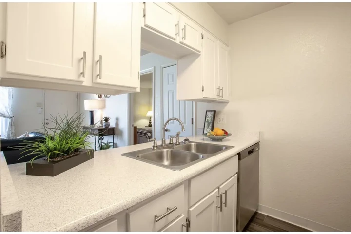 $1400 : One bed room image 6