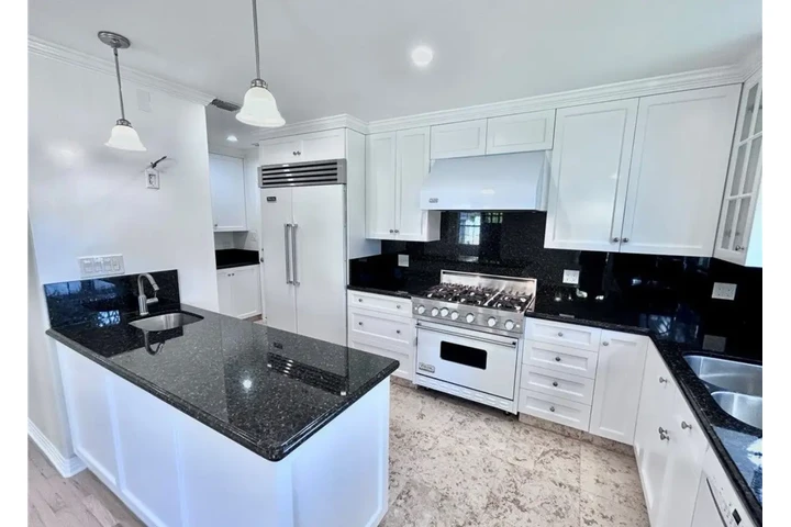 $2490 : 3 Bed 2 Bath House in Gardena image 4