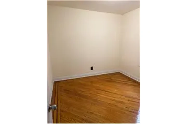 $2300 : Rental property with 1 bedro image 6