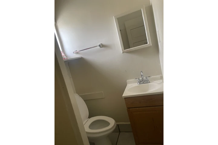 $1 : Cuarto grande de renta image 3