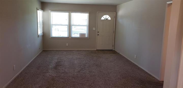 $1000 : Super clean 3 bad 1 bath in th image 5