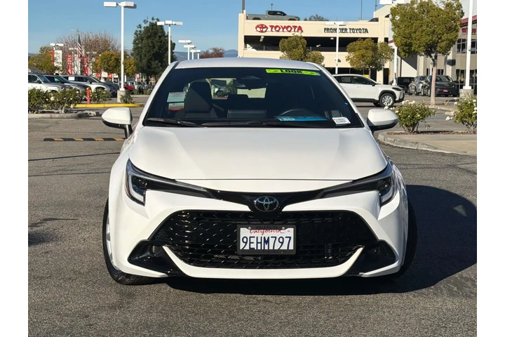 $23980 : Toyota Corolla Hatchback 202 image 2