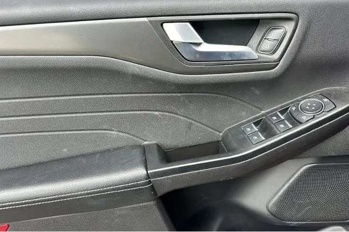 $29077 : Ford Escape Plug-In Hybrid 2 image 8