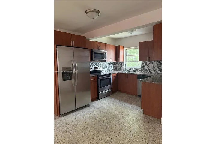 $800 : Beautiful Home..Miami image 6