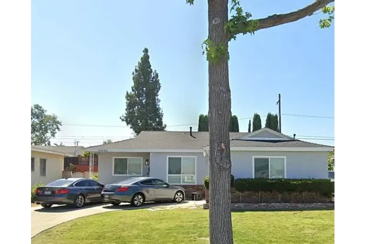 $2900 : Rear to move in. image 1