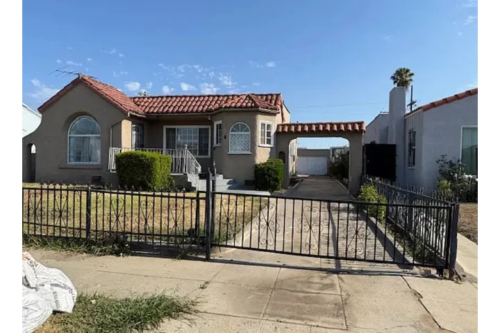 $2650 : Experience the charm beautiful image 2