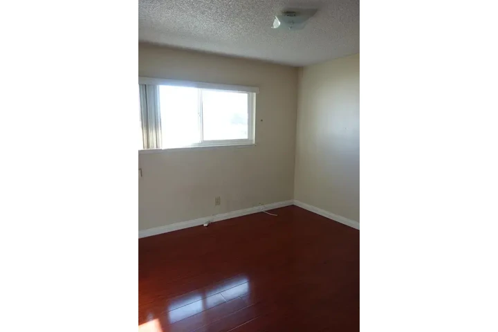 $1575 : Riverside University - Renta image 4