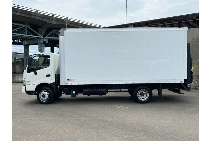 $30988 : 2017 Hino 195 image 4