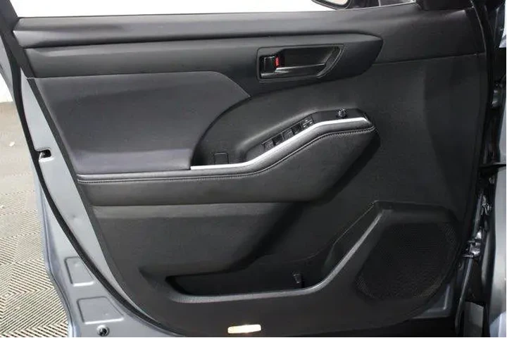 $35896 : Toyota Highlander 2023 LE 4d image 6