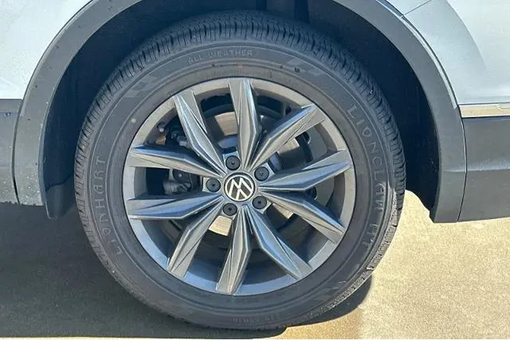 $19995 : Volkswagen Tiguan 2022 SE 4d image 6