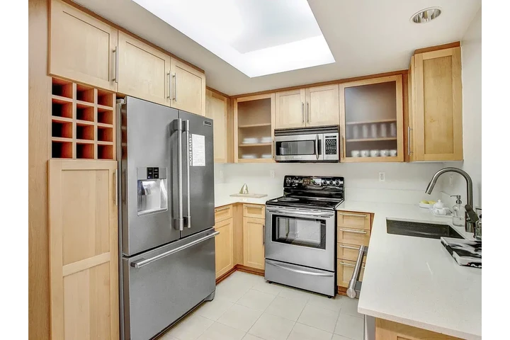 $1300 : Studio 1bed available image 2