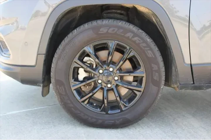 $24900 : Jeep Cherokee 2023 4x4 Altit image 2