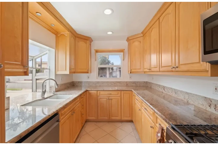 $2500 : 3 Bedroom Home  in Los Angeles image 6
