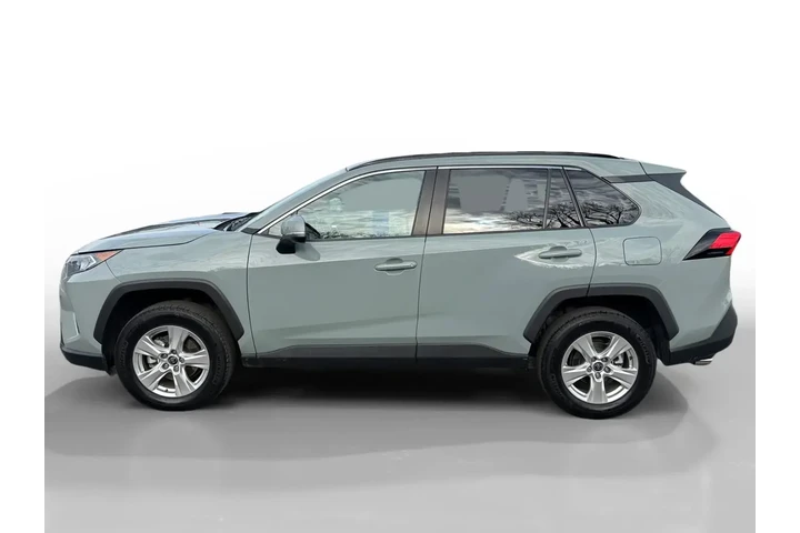 $26700 : Toyota RAV4 2021 AWD XLE 4dr image 2