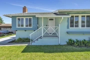 La casa cuenta con ventanas en San Diego