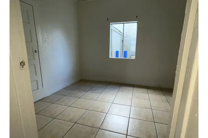 $1500 : 3 Bed, 1 Bath Home – Great Loc image 1