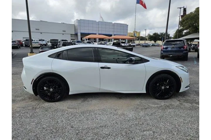 $33400 : Toyota Prius 2026 Nightshade image 2