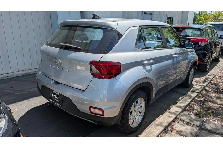 $15990 : 2022 Venue SE image 3