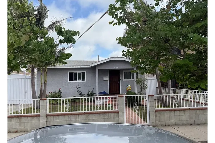 $1587 : 2 bedroom 1 bath house 4 rent image 1