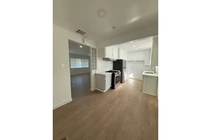 $1490 : Downey 2 & 2 Available image 5