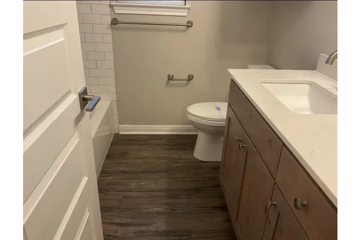 $1050 : 3Bed/2bath image 7