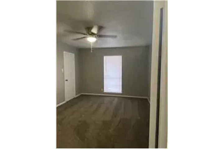 $860 : Rental property with 2 bedro image 6