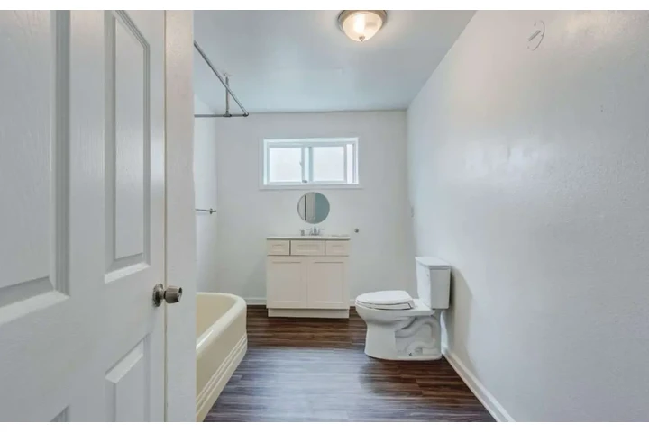 $1900 : 2 Bedroom Apt in James M Wood image 9