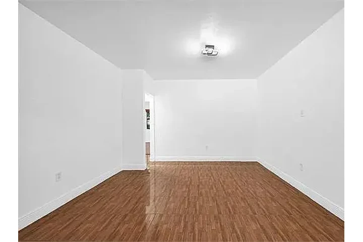 $950 : Casa con jardín en Little Hait image 8