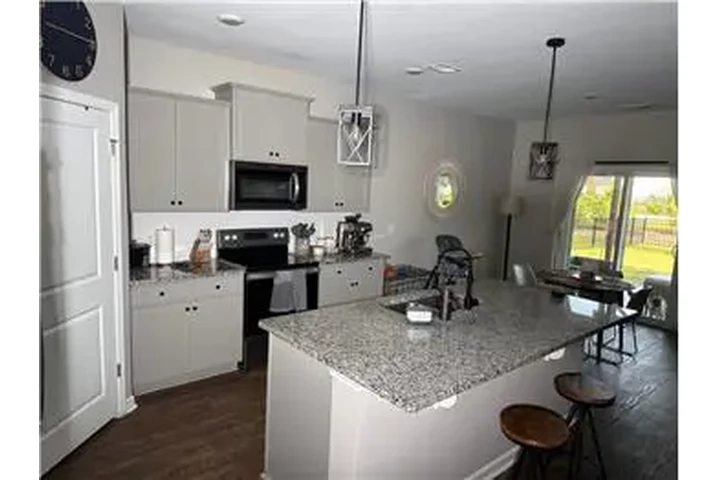 $3000 : Rental property with 5 bedro image 4