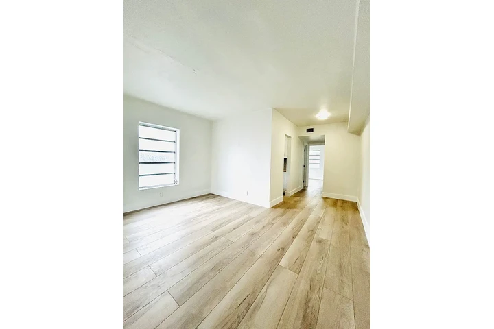 $800 : Spacious and renovated 2 bed image 4