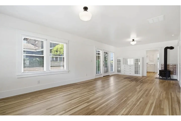 $900 : beautifully Recently remodeled image 2